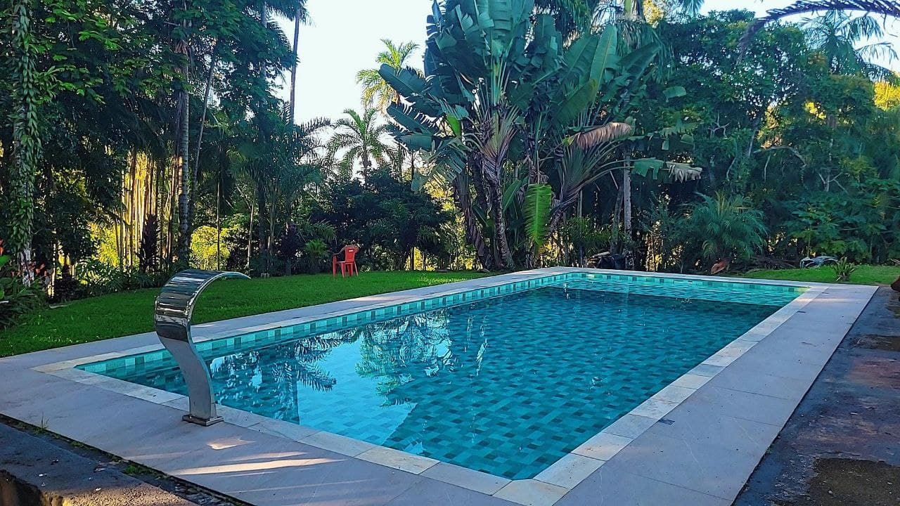 Piscina de vinil com cascata construída pela Vinil Vale no Vale do Ribeira